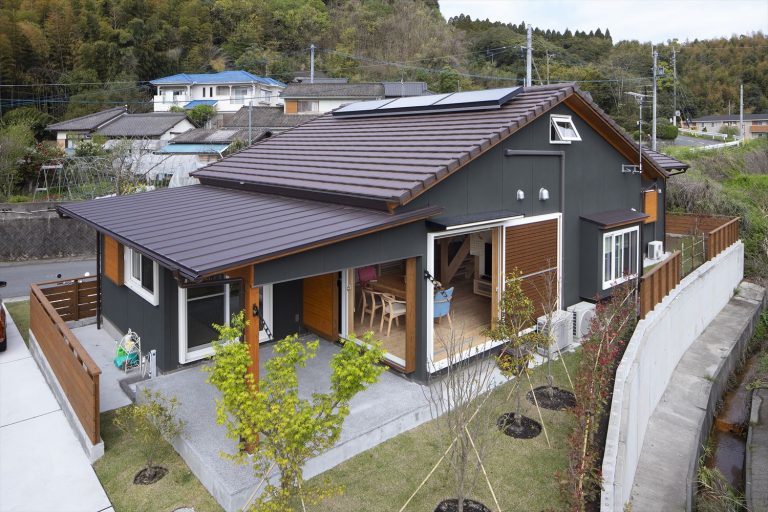 多彩な表情を見せる住空間と庭が穏やかな時間を創っていく住まい