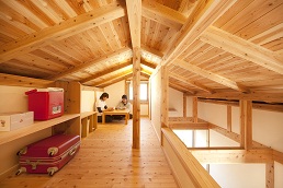 こだわりの自然素材+コンパクト設計で<br>居心地いい距離感を生む住まい