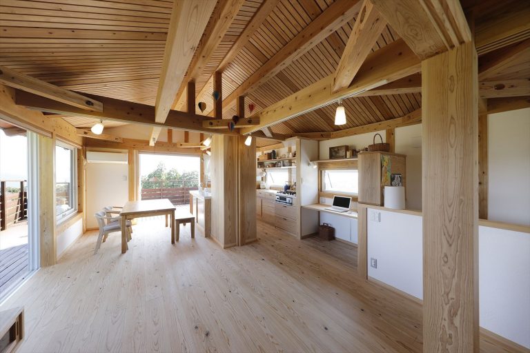 四季折々の絶景とともに暮らす2階リビングの『木楽な家』