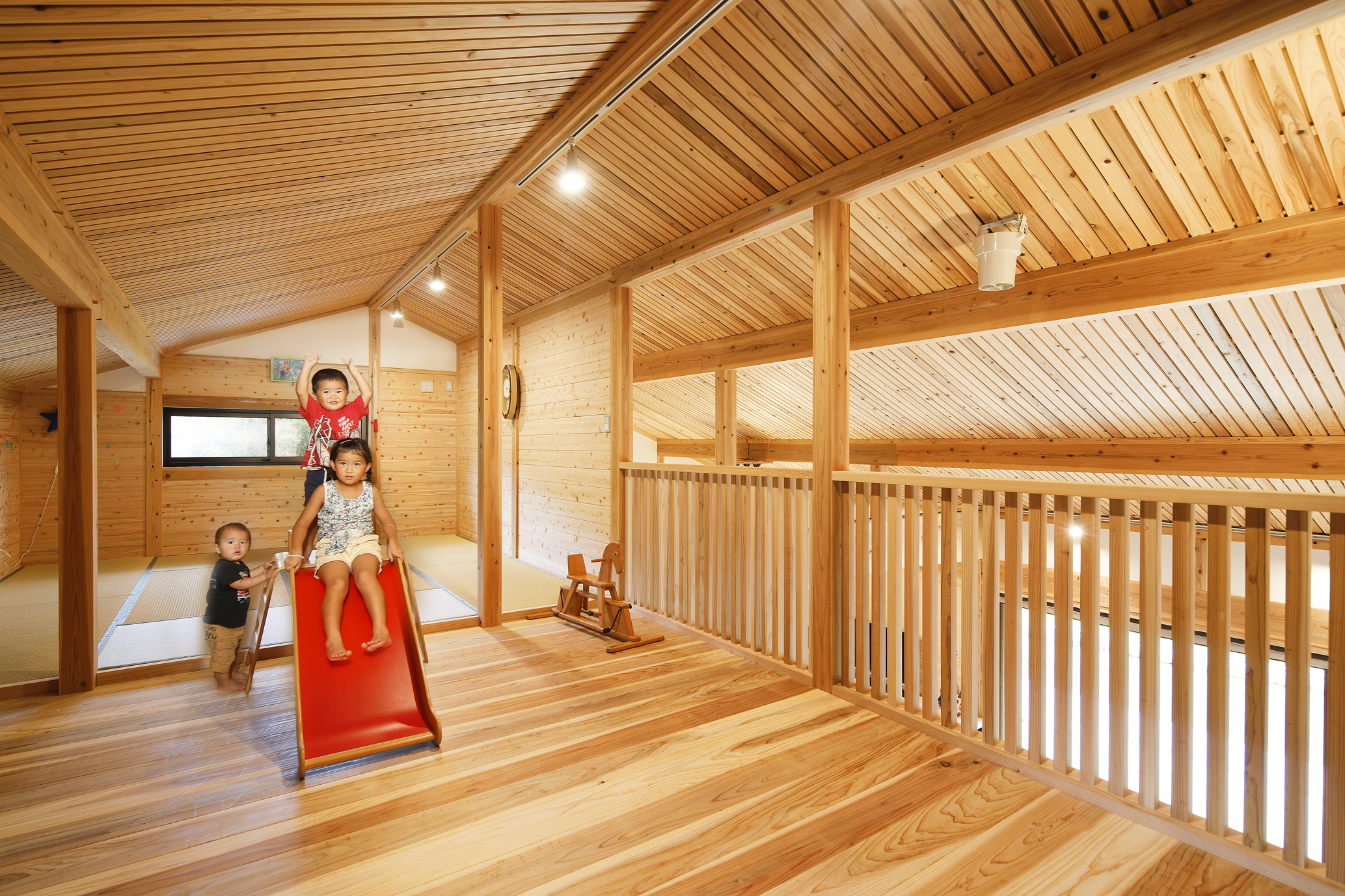里山の景色に溶け込み家族の笑顔を咲かせる『山の家』