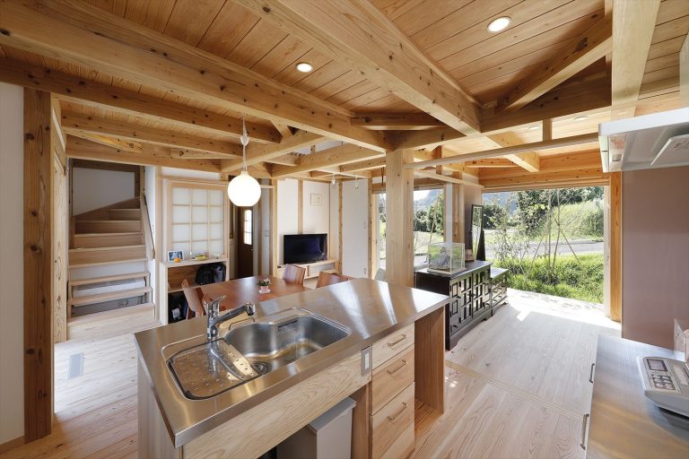遠くへ広がる視界と健やかな空気が安息の時間を創る『木楽な家』