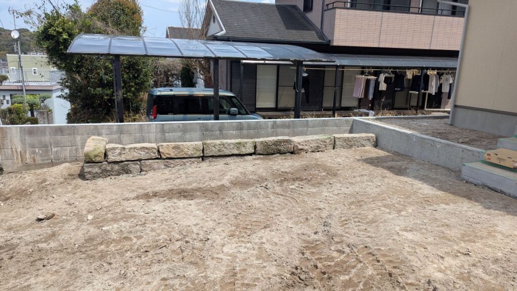 畑を囲う、石積み作業